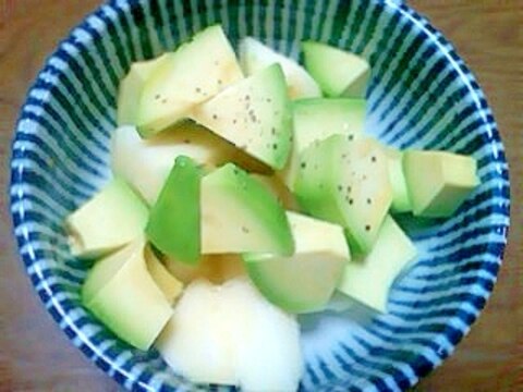 リンゴとアボカドの簡単サラダ